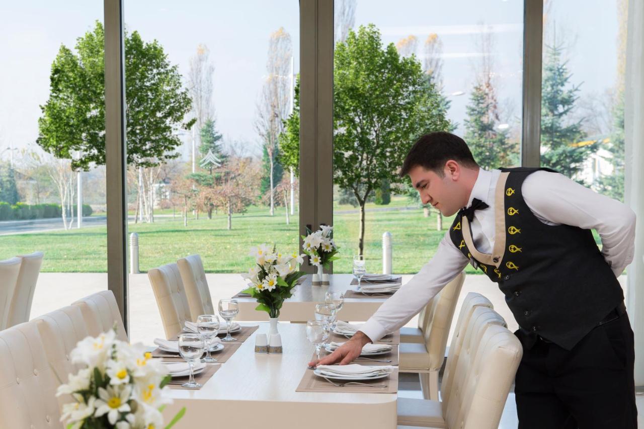 Gabala Garden Hotel Eksteriør billede A restaurant's maître d'hôtel