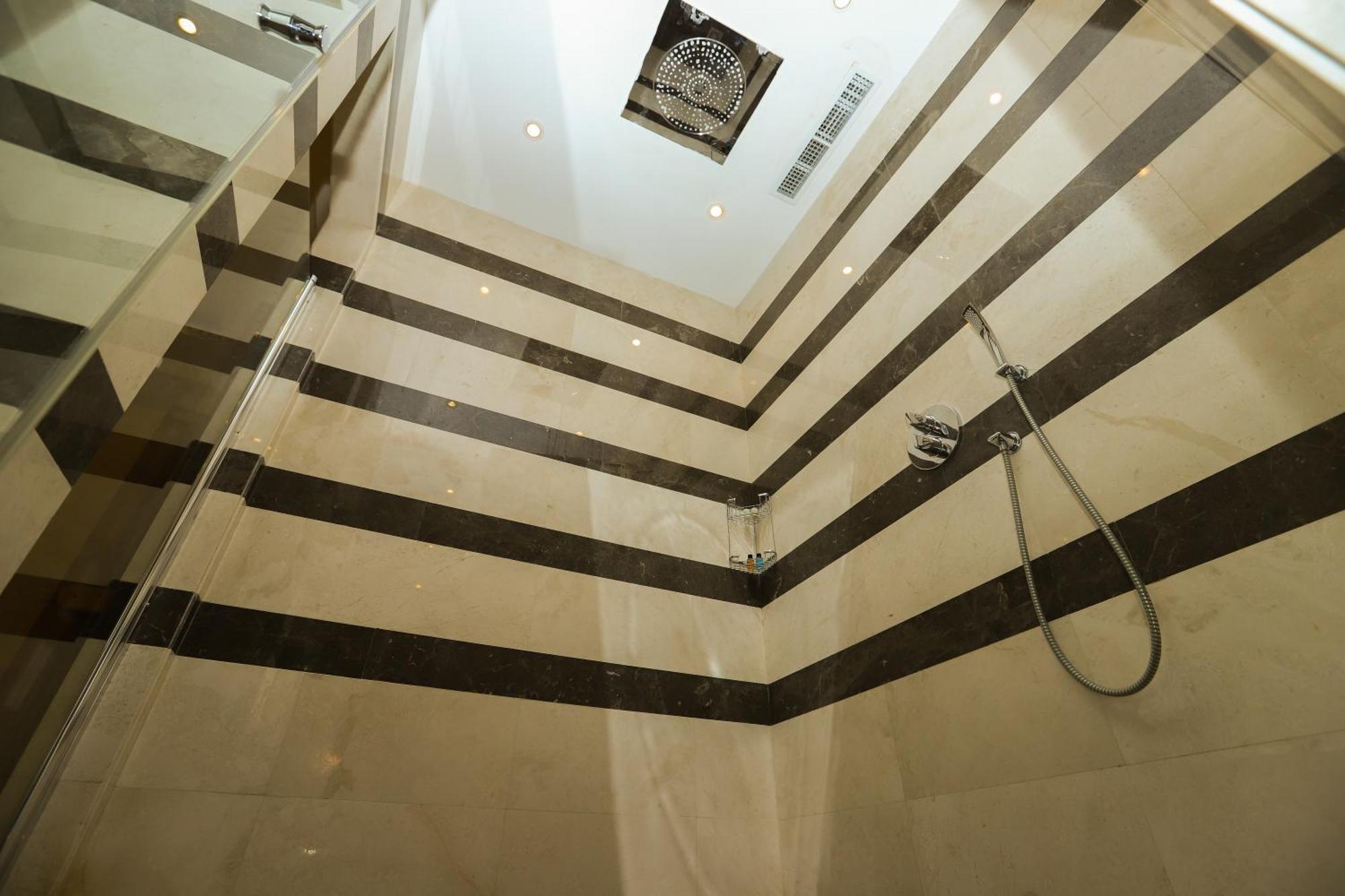 Gabala Garden Hotel Eksteriør billede A shower cubicle
