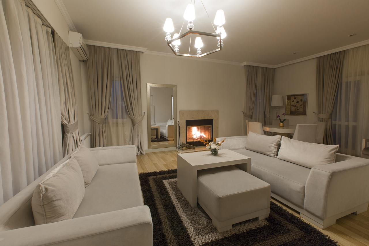 Gabala Garden Hotel Eksteriør billede A living room with a fireplace