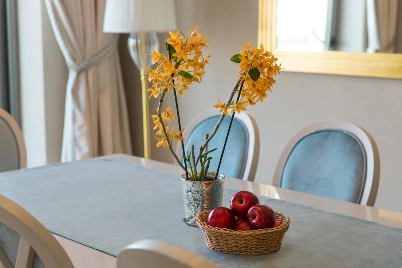 Gabala Garden Hotel Eksteriør billede A dining room table with a flower arrangement and fruit